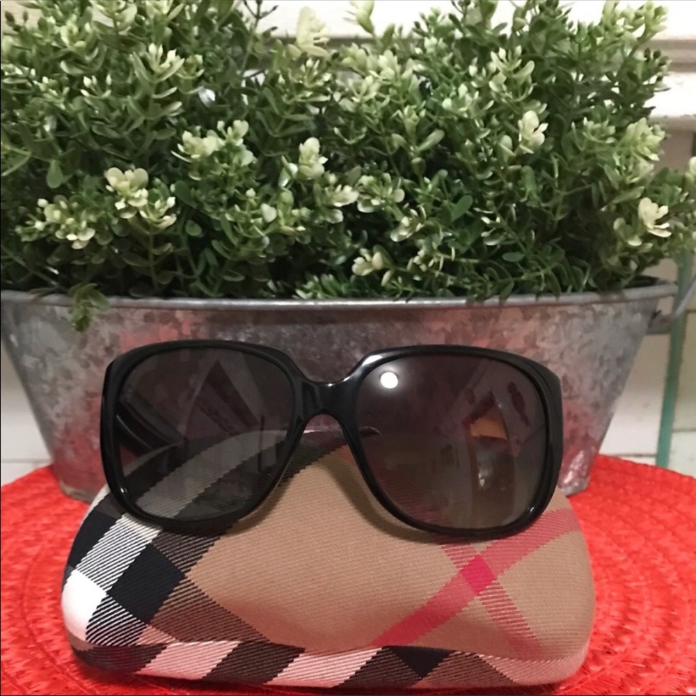Burberry black oversize sunglasses.